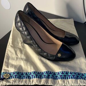 Tory Burch Caroline patent leather toe/quilted leather wedge heels - SIZE 9.5